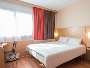 Habitación estándar doble, 1 cama doble | 1 dormitorio, caja fuerte, escritorio y sistema de insonorización