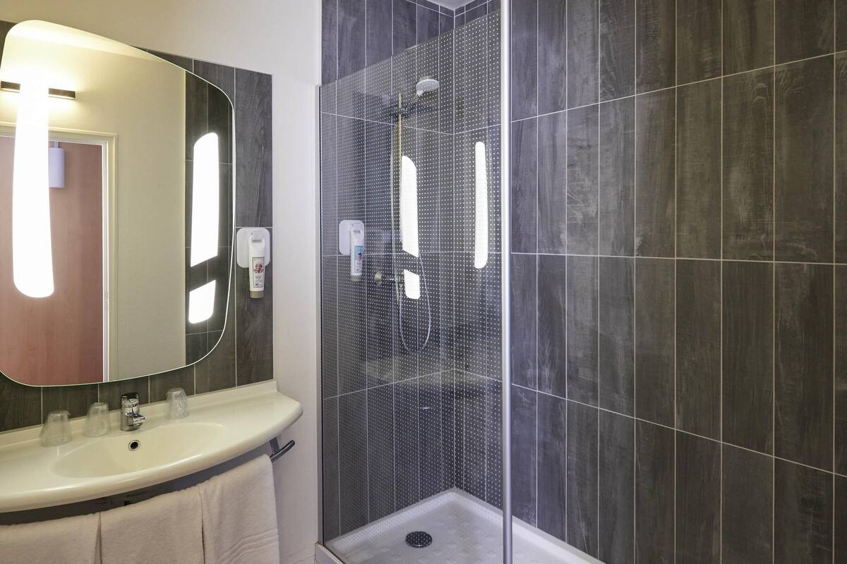 1 bedroom, in-room safe, desk, soundproofing