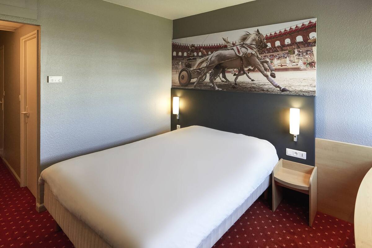 standard double room, 1 double bed | 1 bedroom, in-room safe, desk, soundproofing