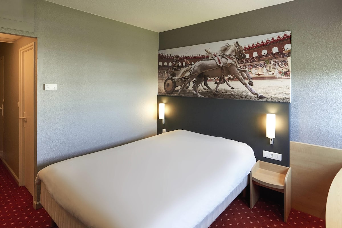 Standard Double Room, 1 Double Bed | 1 bedroom, in-room safe, desk, soundproofing