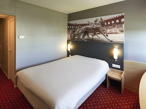Standard Double Room, 1 Double Bed | 1 bedroom, in-room safe, desk, soundproofing