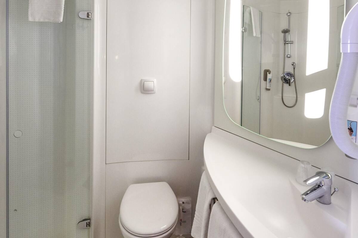 1 bedroom, in-room safe, desk, soundproofing