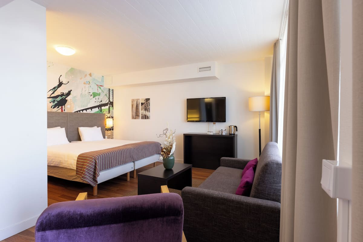 Good Morning Twin Room Plus | 办公桌、遮光窗帘、免费 WiFi、床单