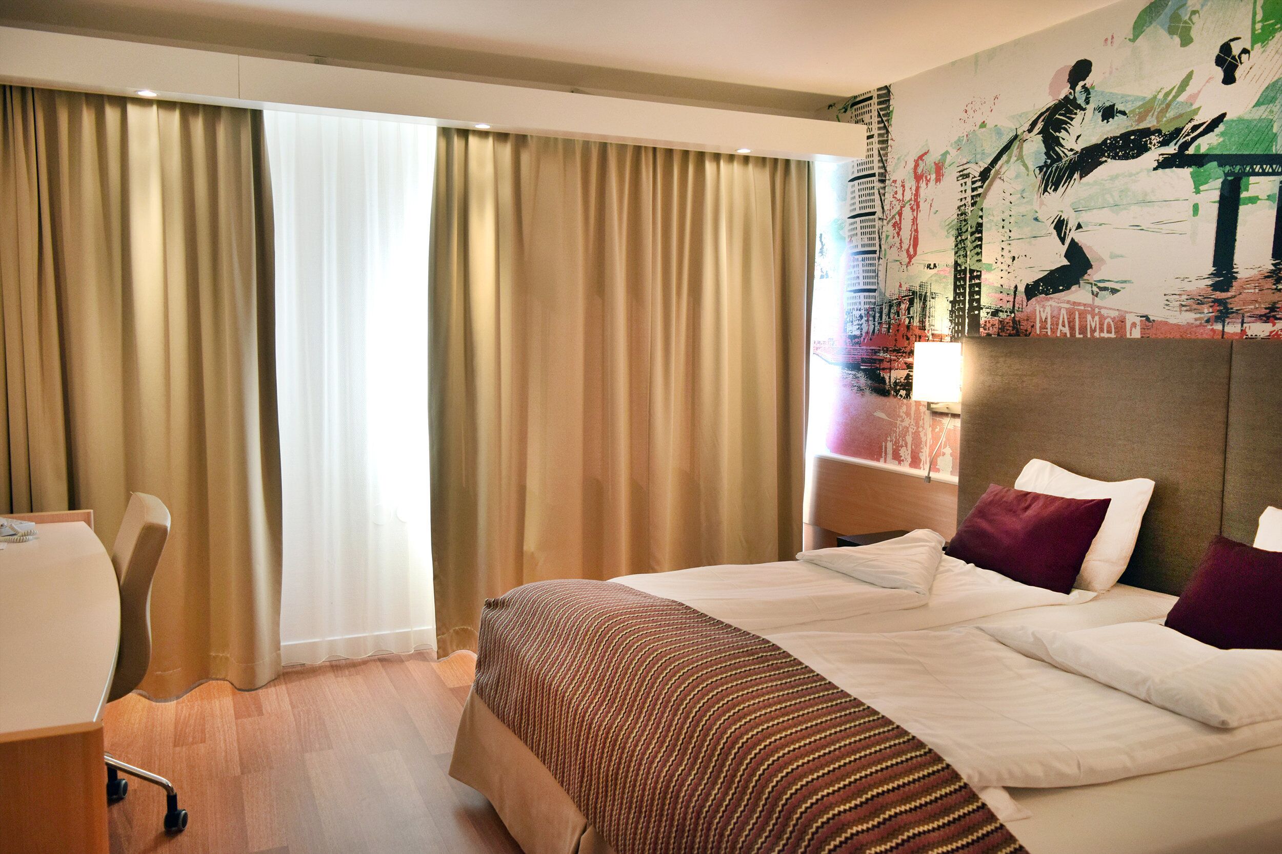 مكتب وستائر تعتيم وواي فاي مجانًا وملاءات أسرّة