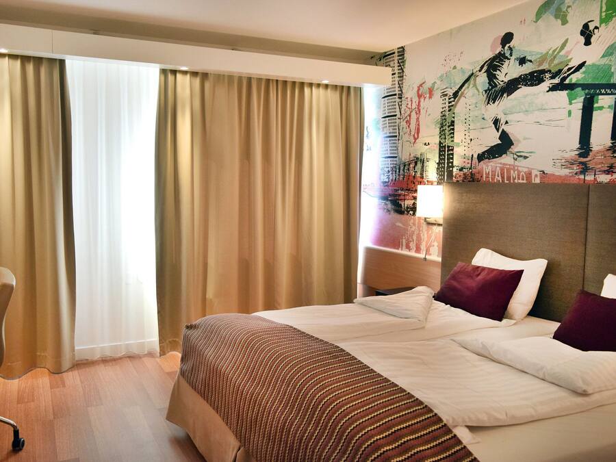 Skrivebord, blendingsgardiner, wi-fi (inkludert) og sengetøy