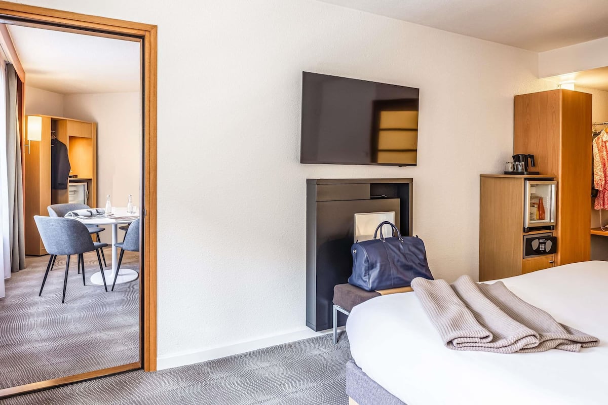 Suite - 1 dobbeltseng | Premium-sengetøj, pengeskab på værelset, skrivebord