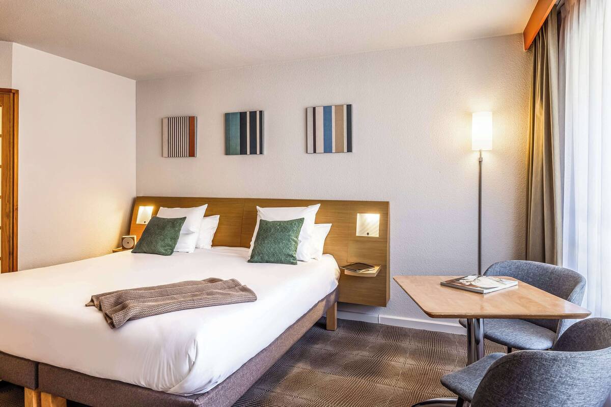 Superior Room, 1 Double Bed | Premium bedding, in-room safe, desk, laptop workspace