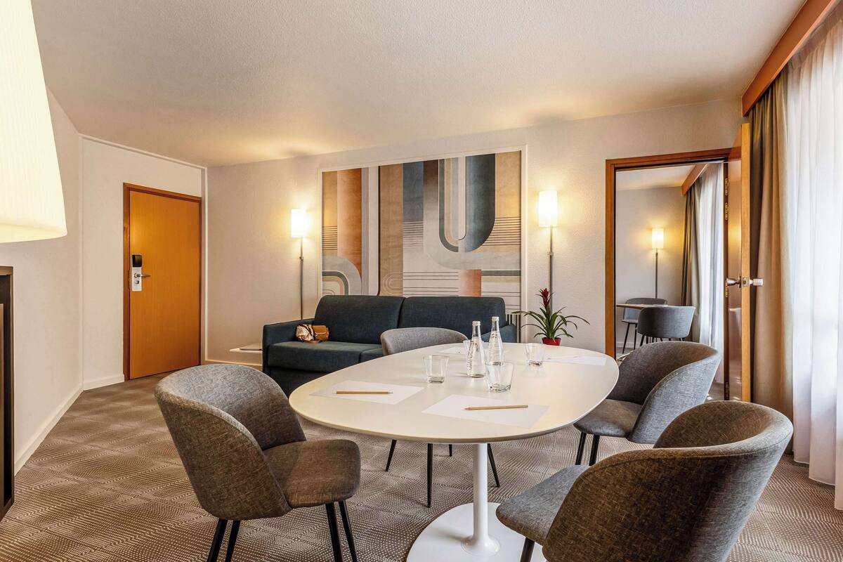 Suite, 1 Double Bed | Premium bedding, in-room safe, desk, laptop workspace