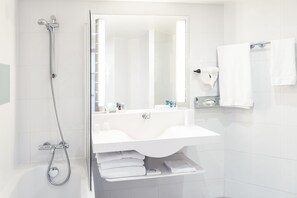 Combined shower/bathtub, eco-friendly toiletries, hair dryer, towels