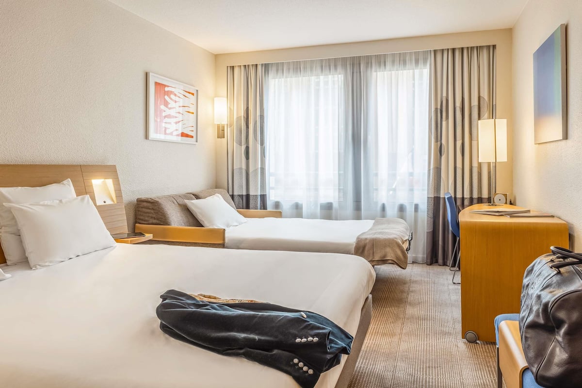 Premium bedding, in-room safe, desk, laptop workspace