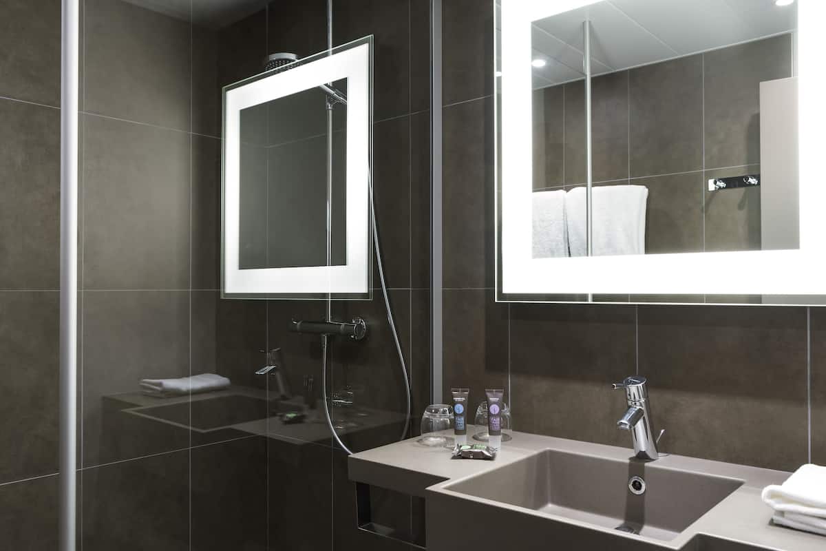 combined shower/bathtub, eco-friendly toiletries, hair dryer, towels