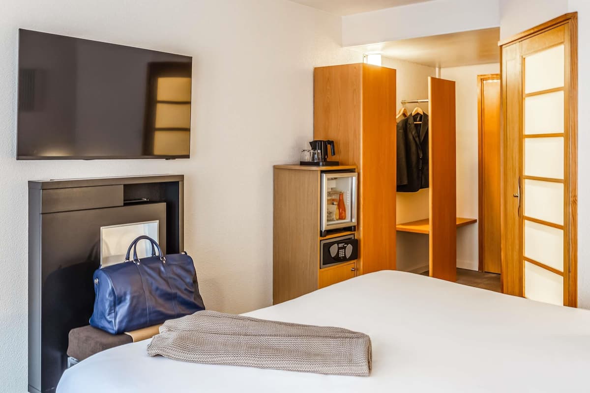 Premium bedding, in-room safe, desk, laptop workspace