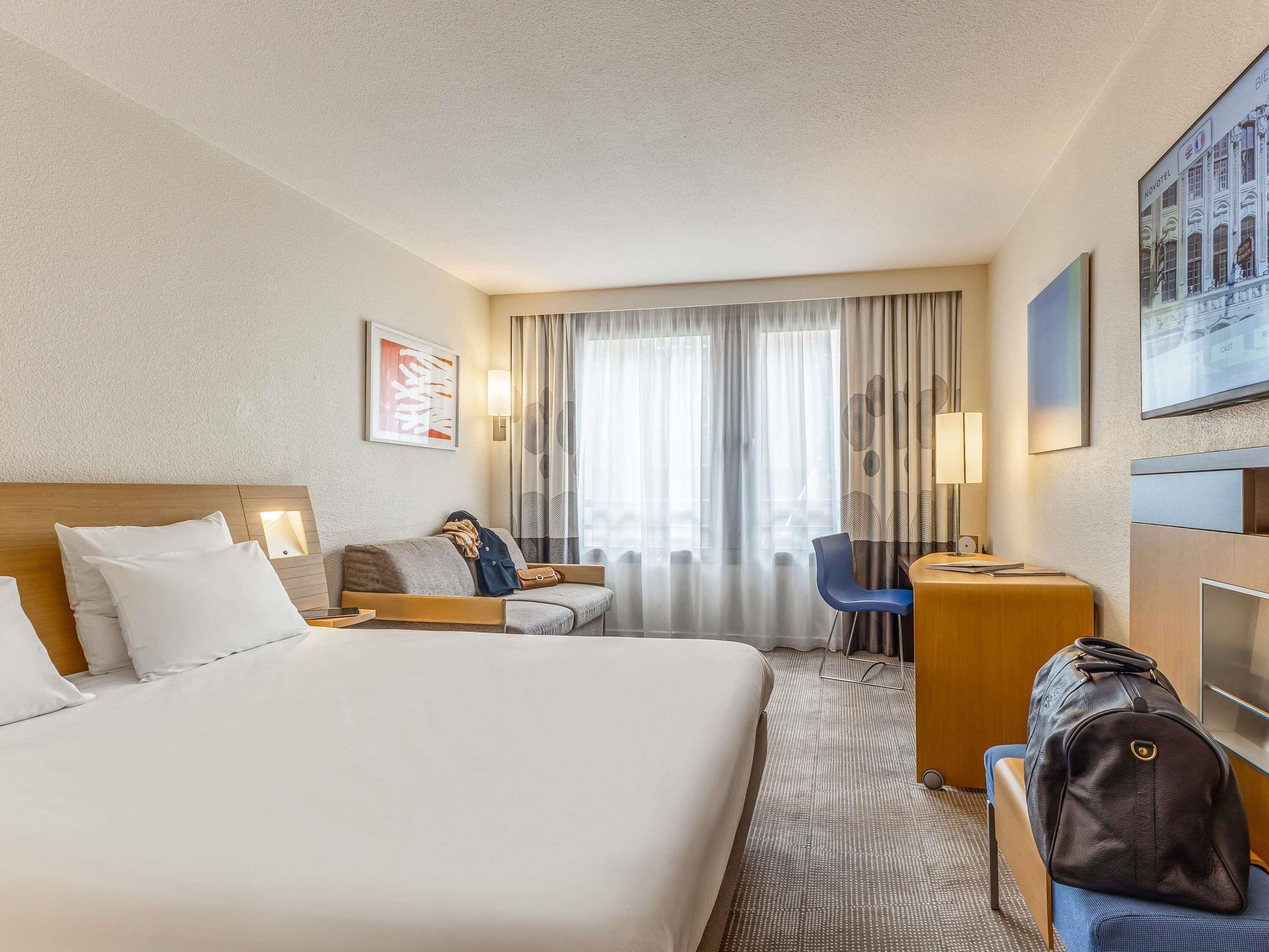 Ropa de cama de alta calidad y caja de seguridad en la habitación 