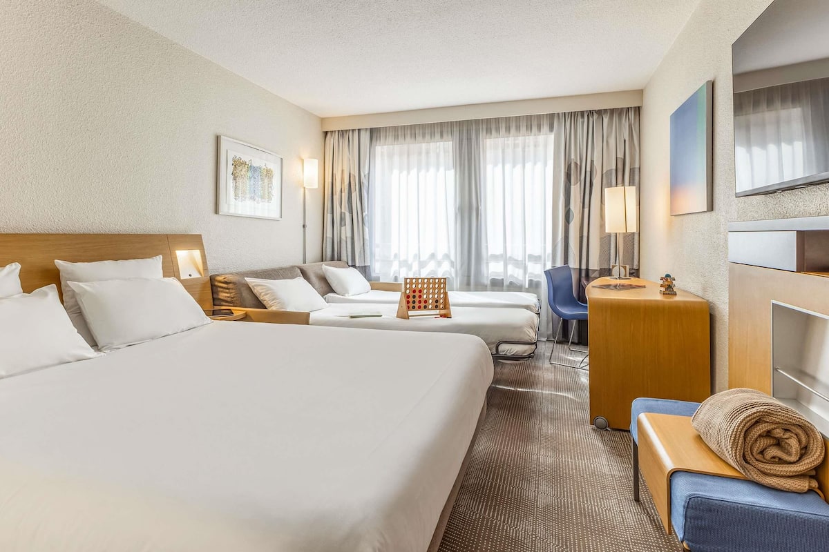Premium bedding, in-room safe, desk, laptop workspace