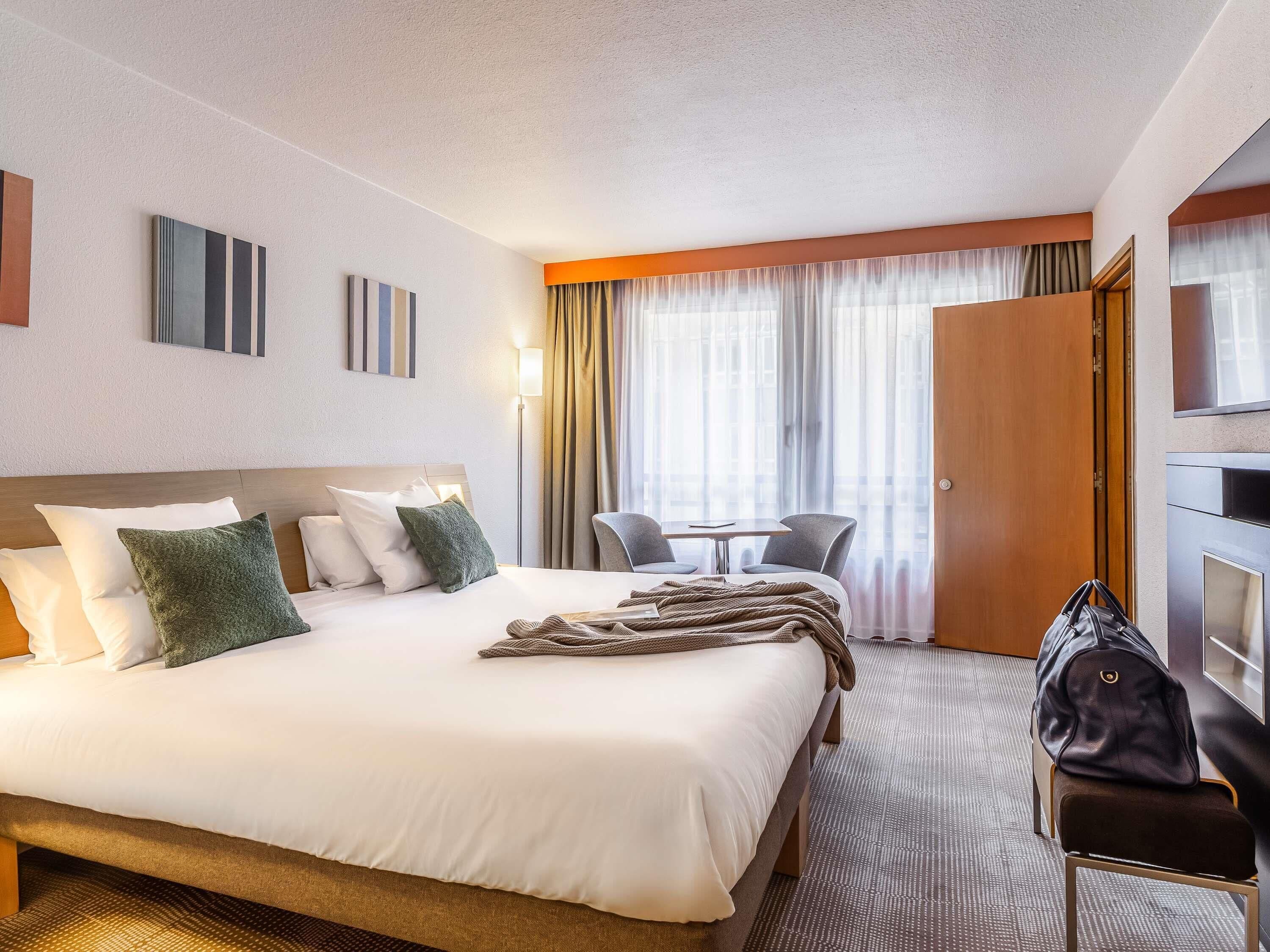 Premium bedding, in-room safe, desk, laptop workspace