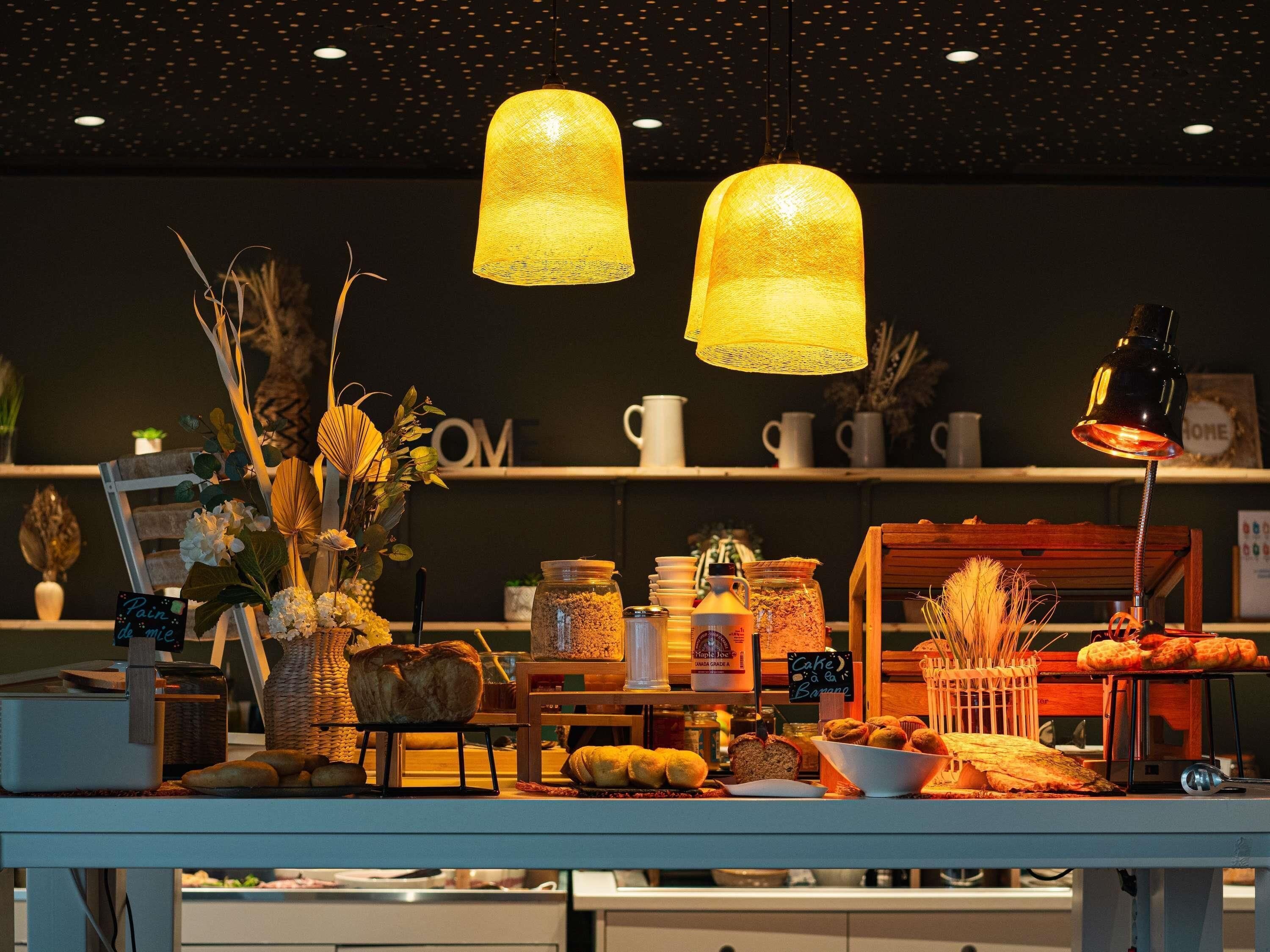 Bữa sáng buffet hàng ngày (19.50 EUR/mỗi người) 