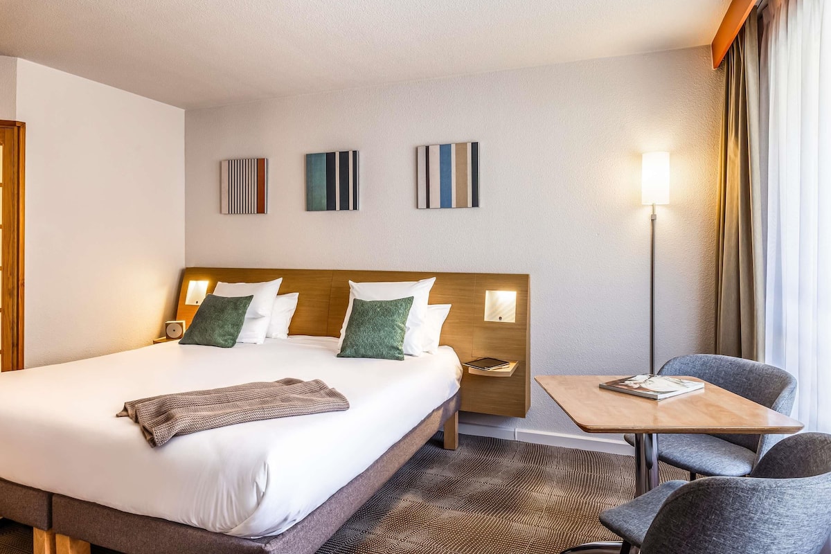 Premium bedding, in-room safe, desk, laptop workspace