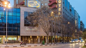 Ett hotell med en tydlig skylt med texten ”Boston”, en restaurang som heter ”Amakants” och en skylt med texten ”Hotell” på byggnaden.