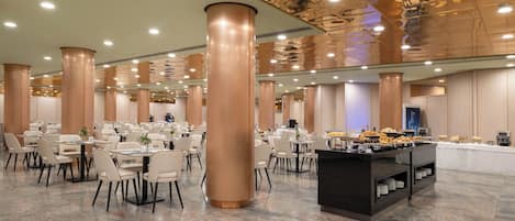 Petit déjeuner buffet (13.00 EUR par personne)