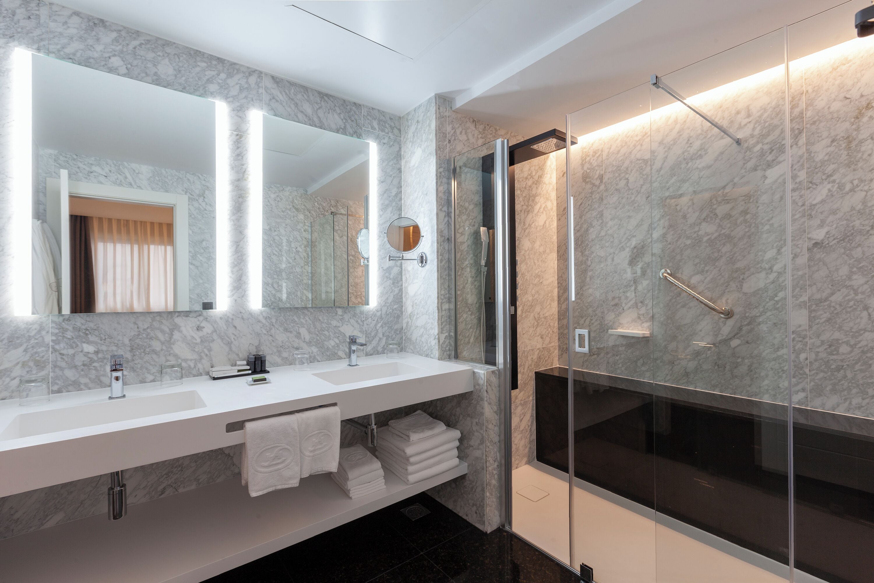 junior suite | bathroom | free toiletries, hair dryer, bidet, towels