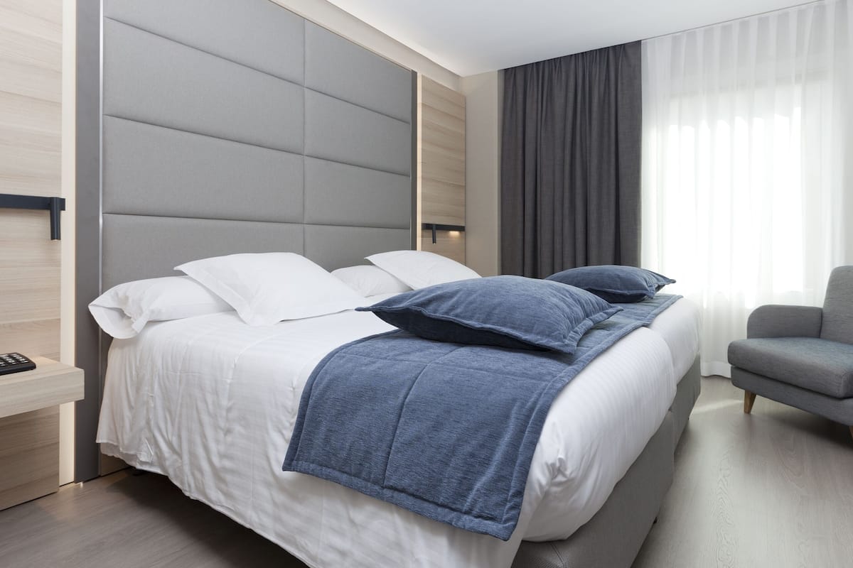 Zimmersafe, Schreibtisch, Verdunkelungsvorhänge, schallisolierte Zimmer