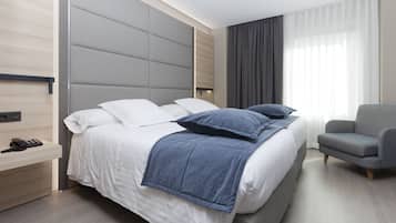 Caja fuerte, escritorio, cortinas opacas y sistema de insonorización