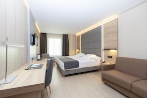 Zimmersafe, Schreibtisch, Verdunkelungsvorhänge, schallisolierte Zimmer