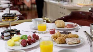 Se ofrece un desayuno bufé (20 EUR por persona)