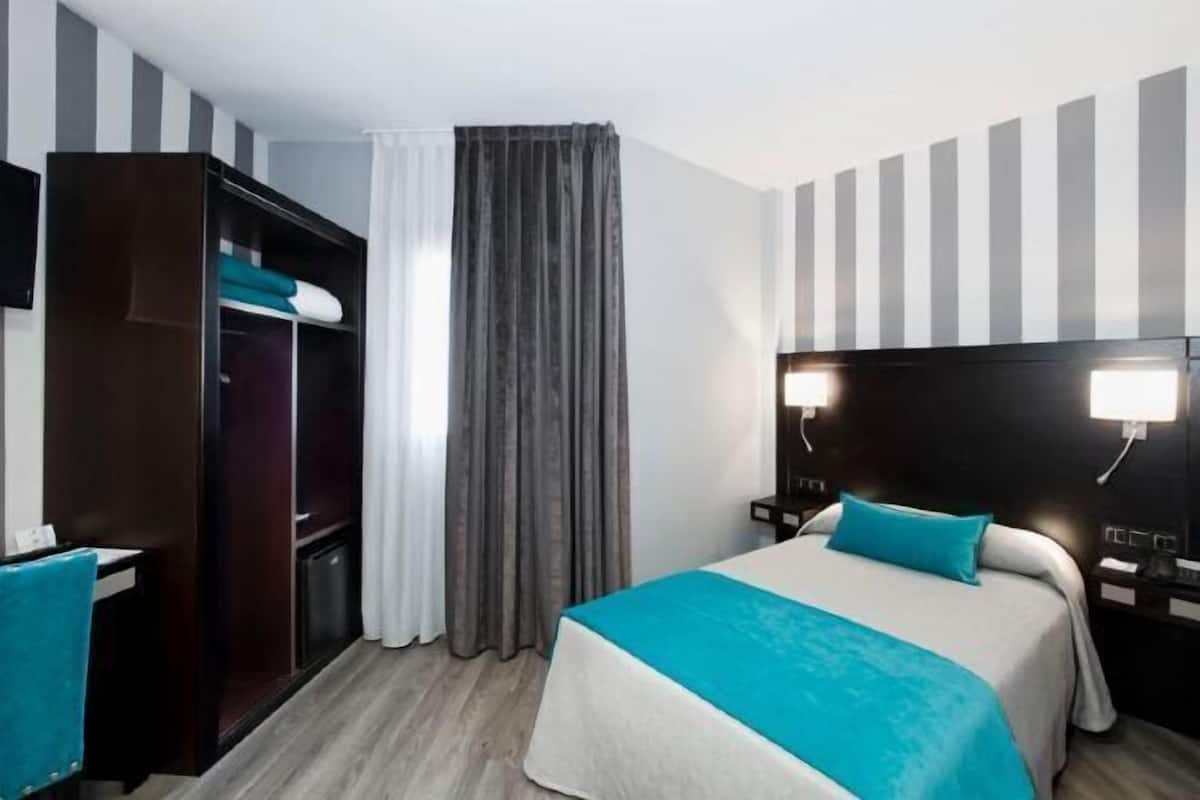 In-room safe, desk, soundproofing, free WiFi