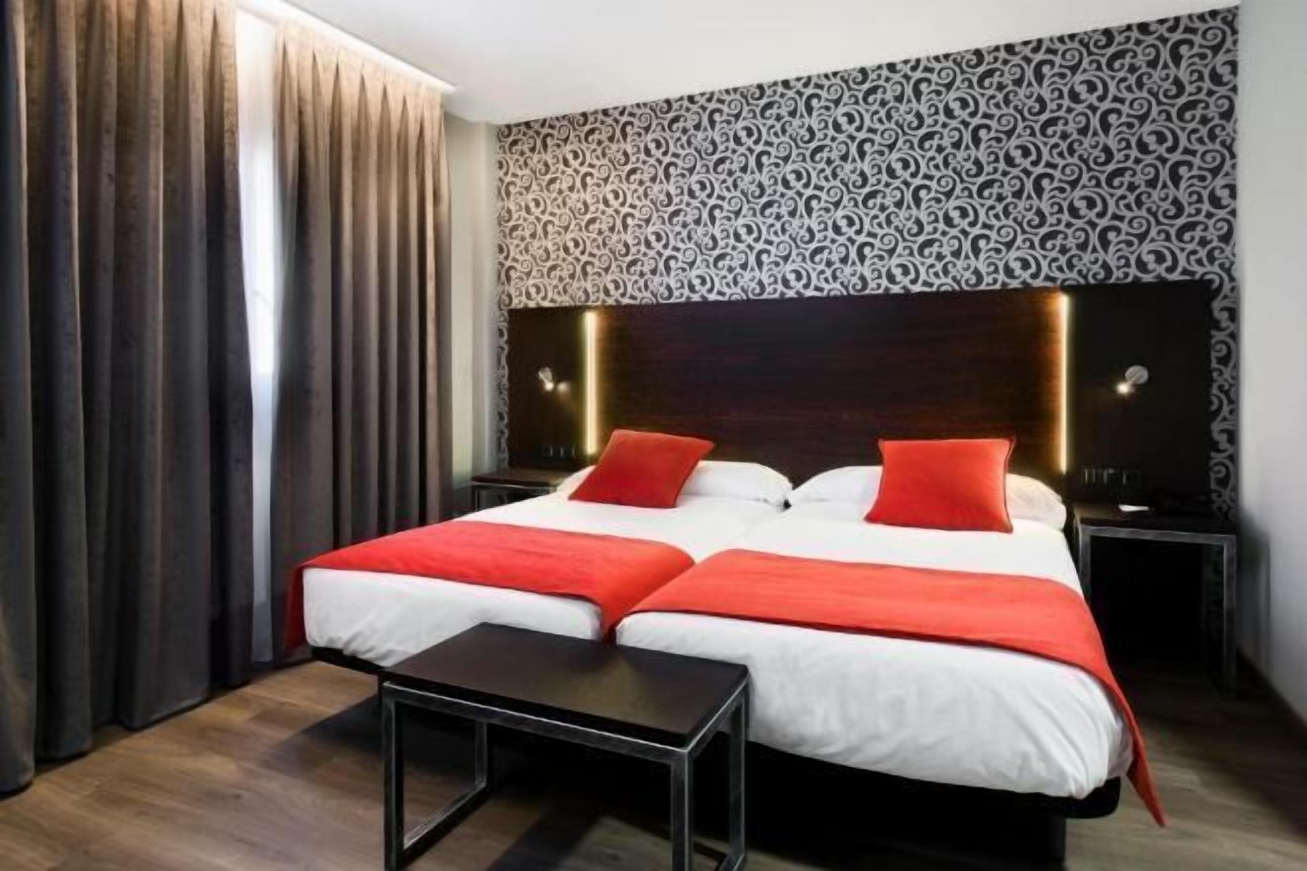 Caja fuerte, escritorio, sistema de insonorización y wifi gratis