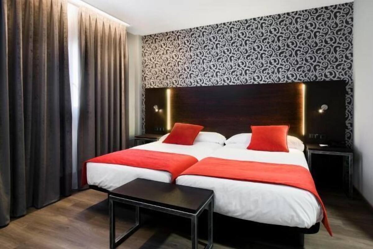 Cofres nos quartos, escrivaninha, quartos à prova de som