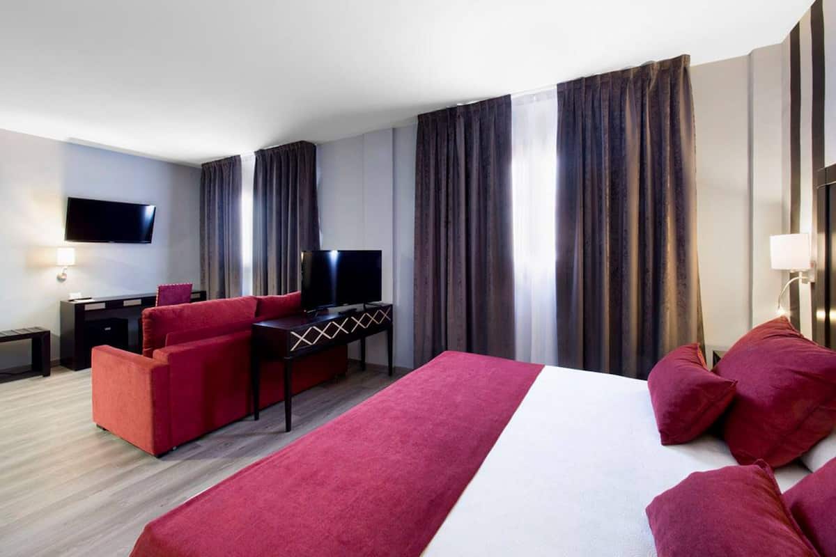In-room safe, desk, soundproofing, free WiFi