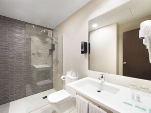 Douche, séchoir à cheveux, serviettes fournies