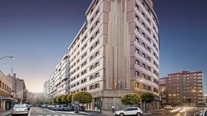 A multi-story hotel with a prominent 'HOTEL' sign on the top. - Hotel Zentral Parque (Valladolid)