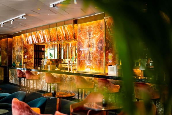 3 bars/lounges