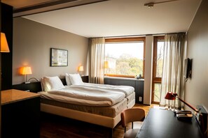 Habitación superior con 2 camas individuales | Caja de seguridad en la habitación y escritorio 