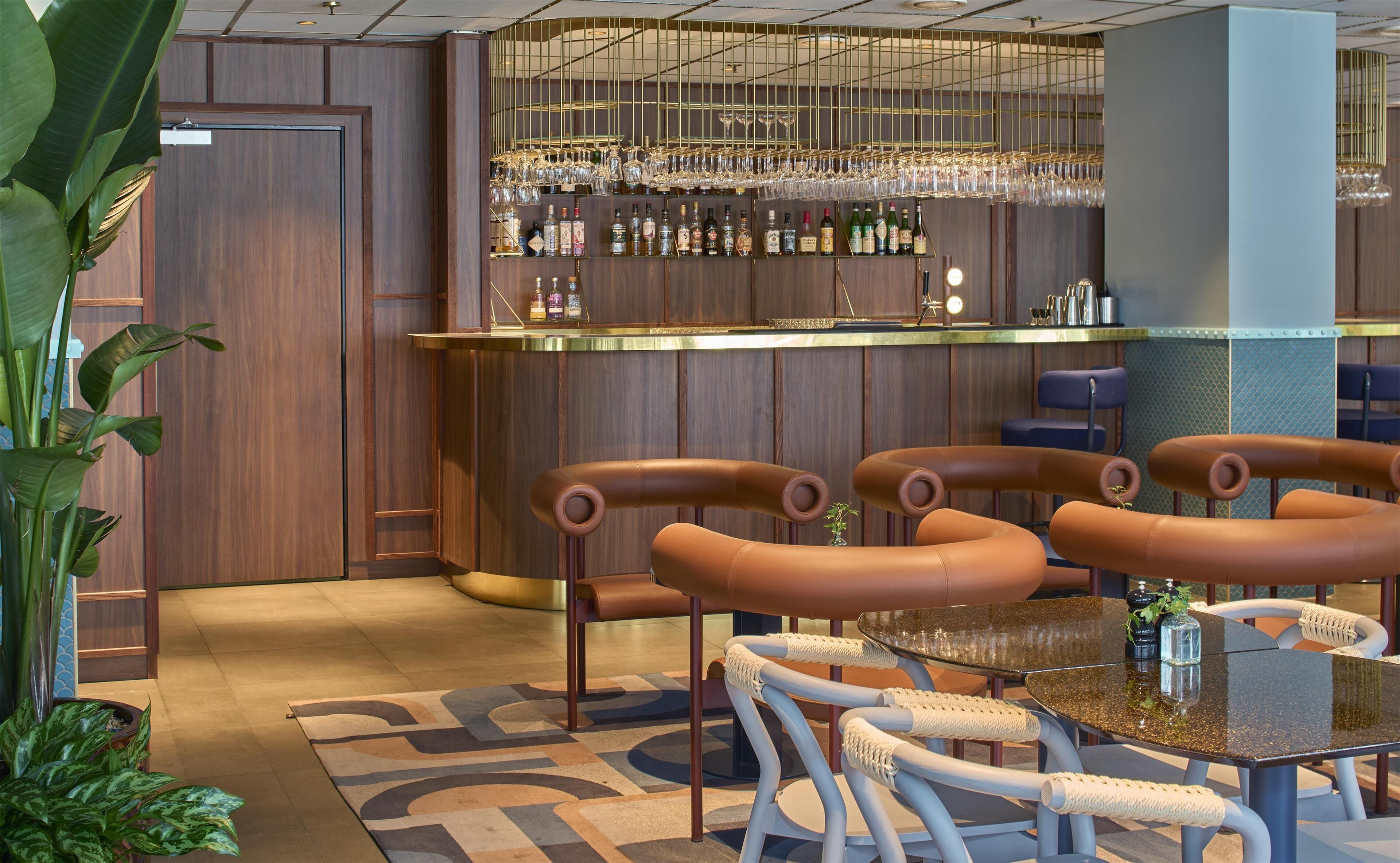 2 bars/lounges, rooftop bar