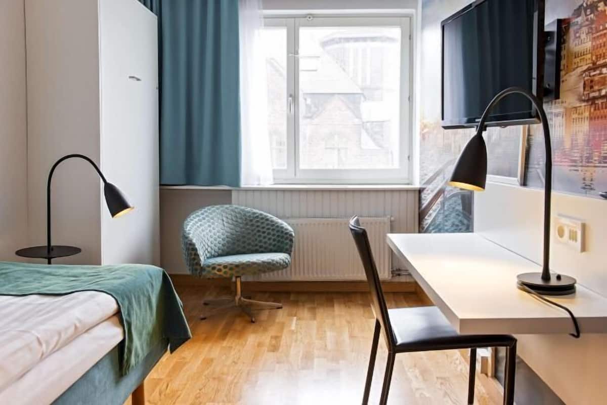 1 chambre, bureau, rideaux occultants, fer et planche à repasser