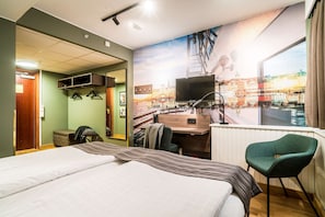 Room, No Windows | Desk, blackout drapes, free cribs/infant beds, bed sheets