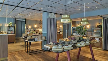 Tägliches Frühstücksbuffet (275 SEK pro Person)