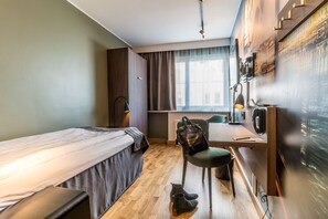Single Room | 1 bedroom, desk, blackout curtains, iron/ironing board
