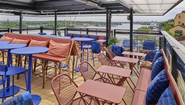2 bars/lounges, rooftop bar