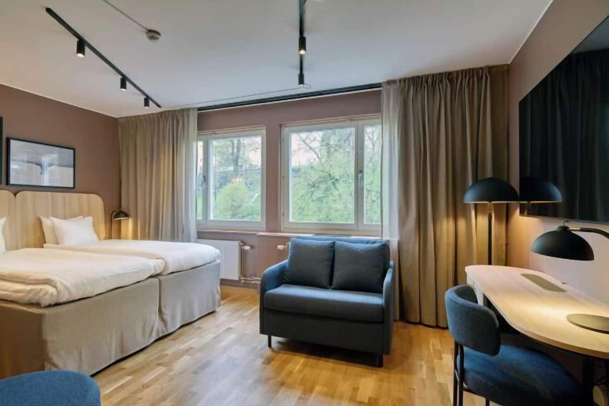 1 chambre, bureau, rideaux occultants, fer et planche à repasser