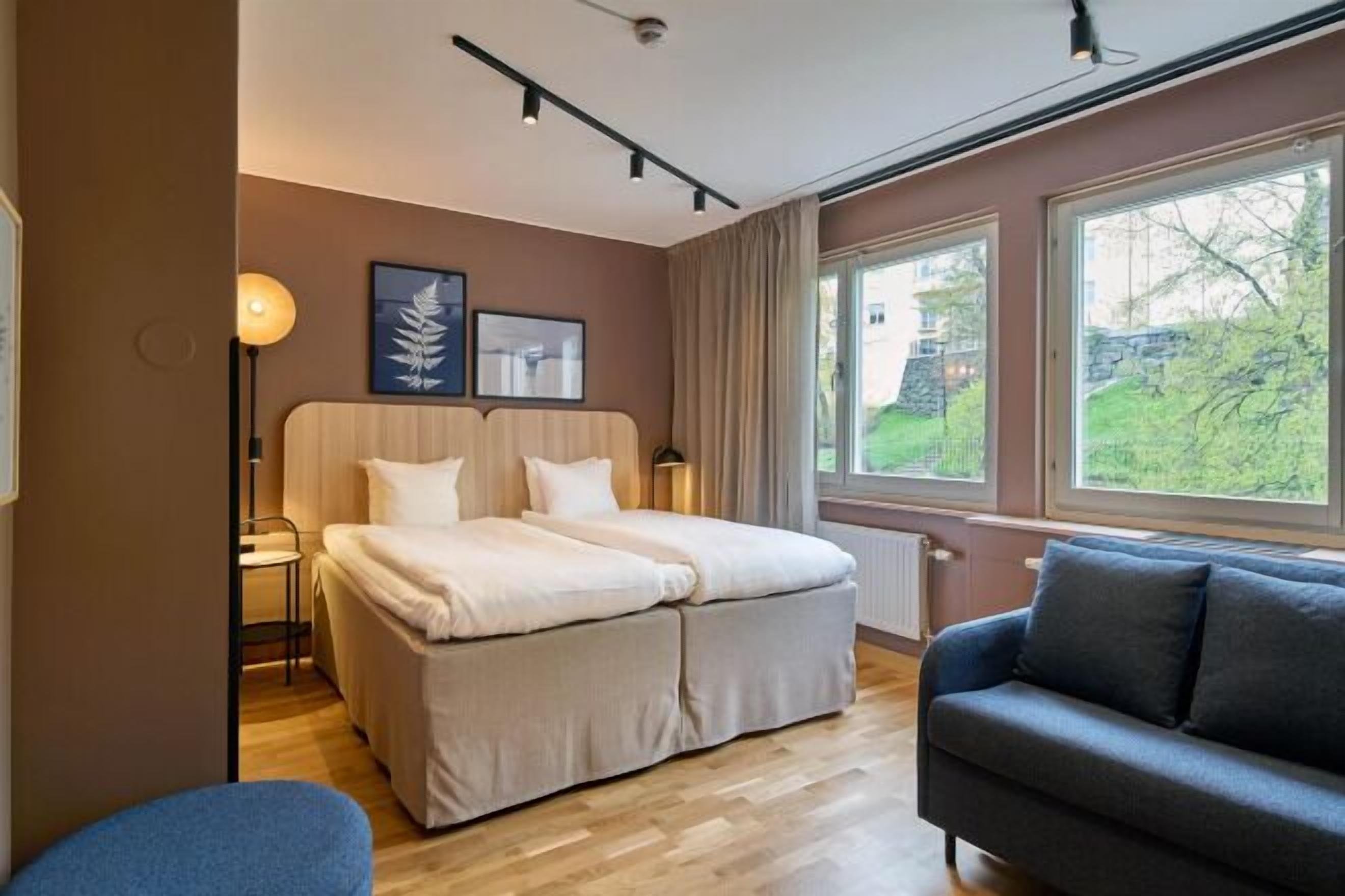 Desk, blackout drapes, iron/ironing board, free cribs/infant beds