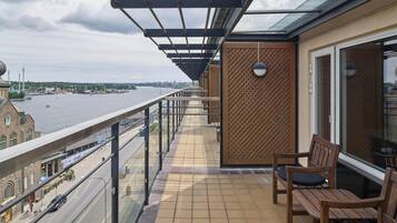 Superior Room (King) | 1 bedroom, desk, blackout drapes, iron/ironing board