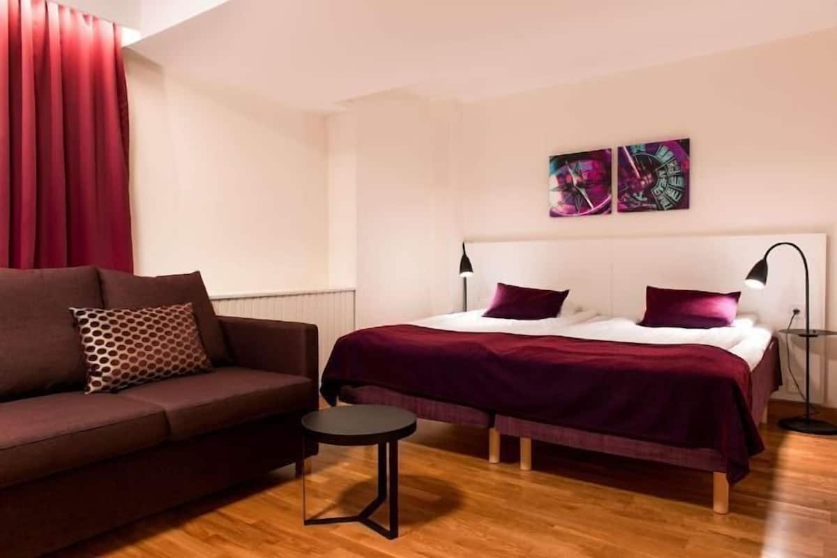 1 chambre, bureau, rideaux occultants, fer et planche à repasser