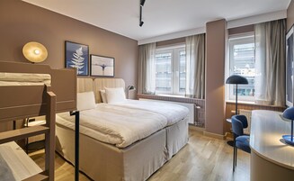 Escritorio, cortinas blackout y tabla de planchar con plancha 