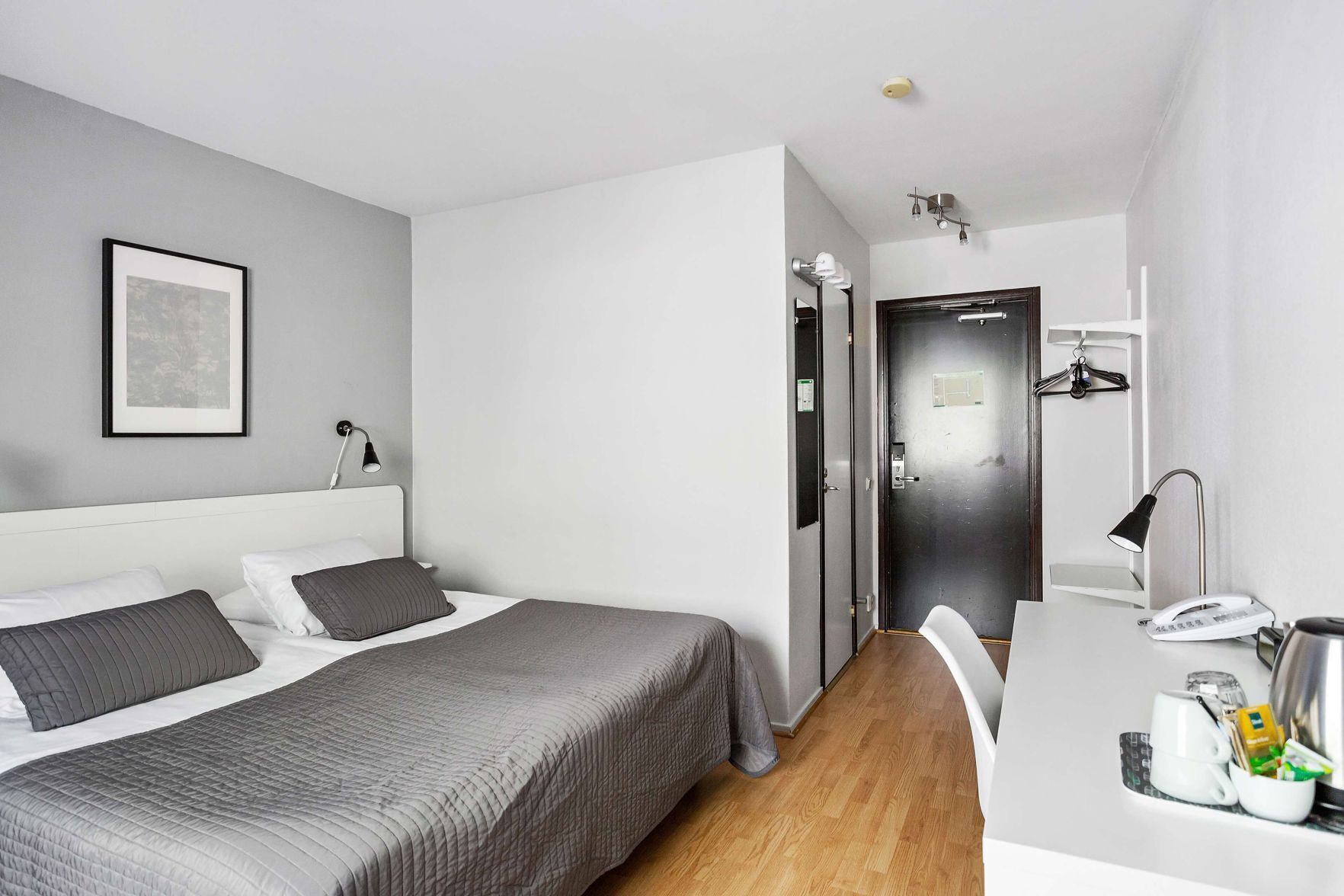 Ropa de cama hipoalergénica y caja de seguridad en la habitación 