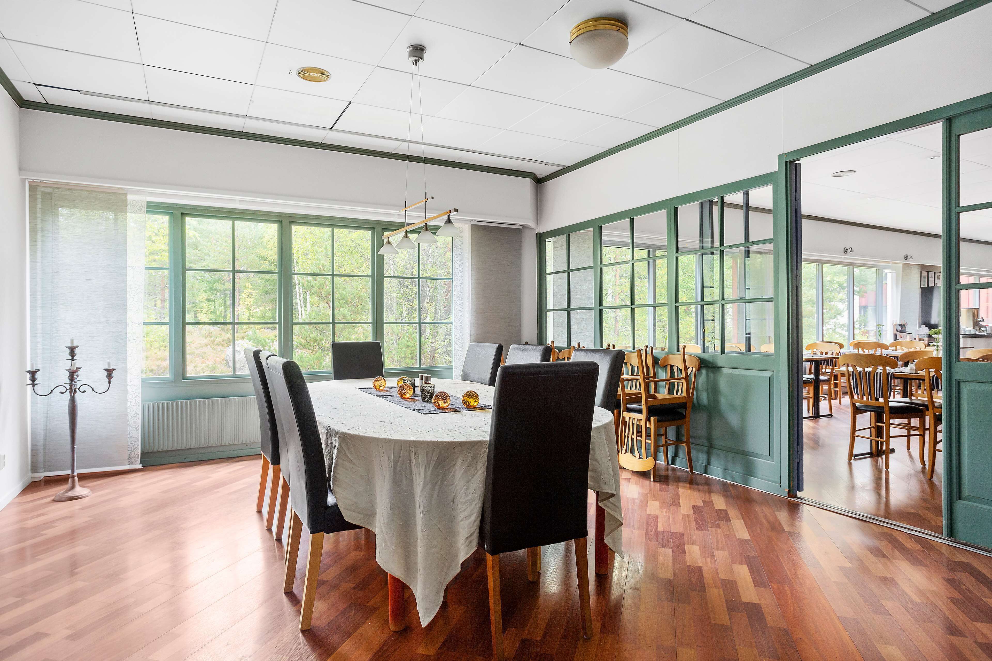 Breakfast, lunch, dinner served; alfresco dining