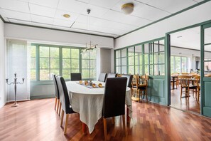 供应早餐、午餐和晚餐，室外就餐